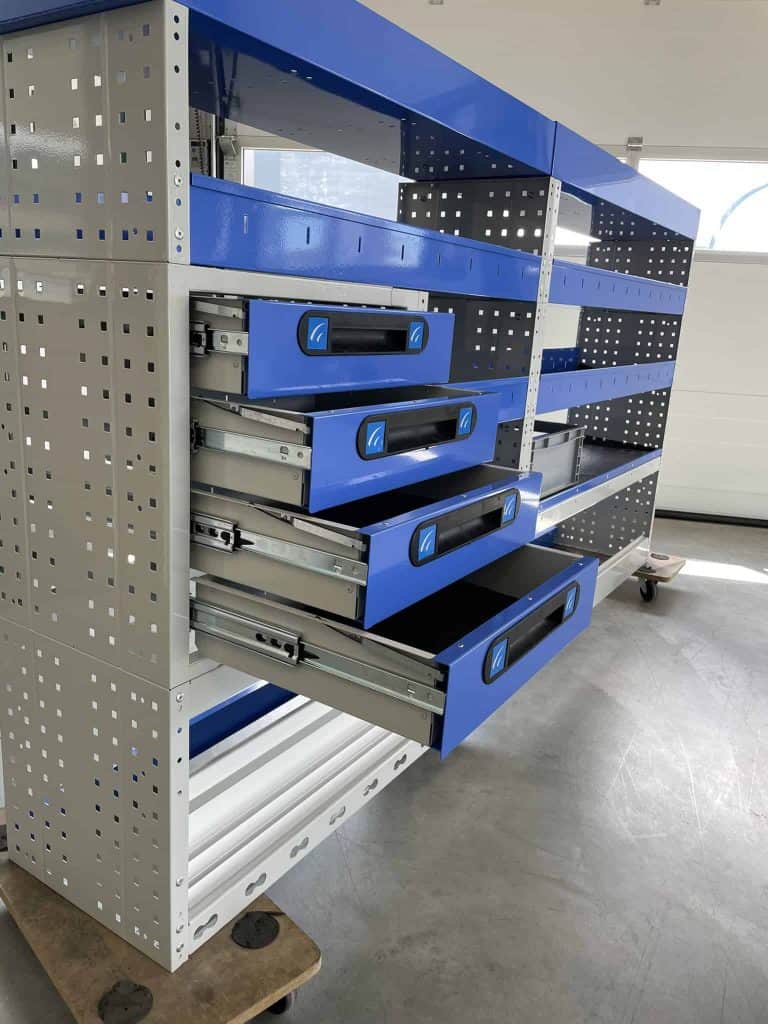 Knopenkasten, blauwe laden, bedrijfswageninrichting, werkplaatsorganisatie, modulaire opslagsystemen in bedrijfswagens.