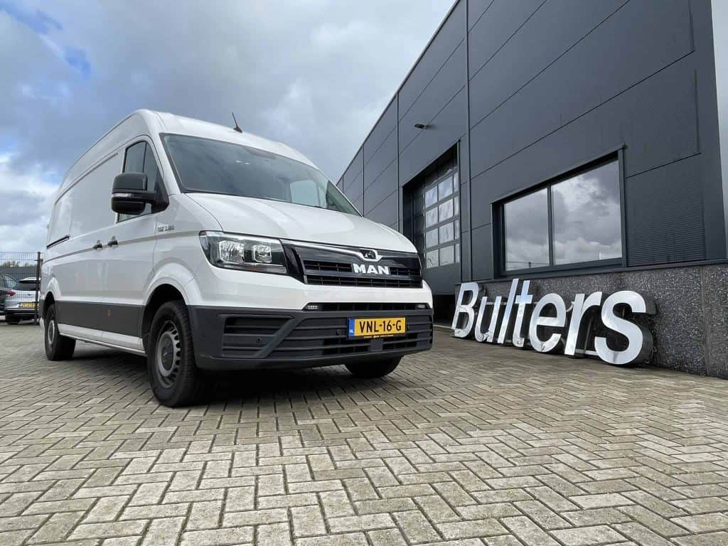 Zwarte bedrijfswagen voor professionele laad- en transportoplossingen op maat, ideaal voor bedrijfstransport en logistiek.
