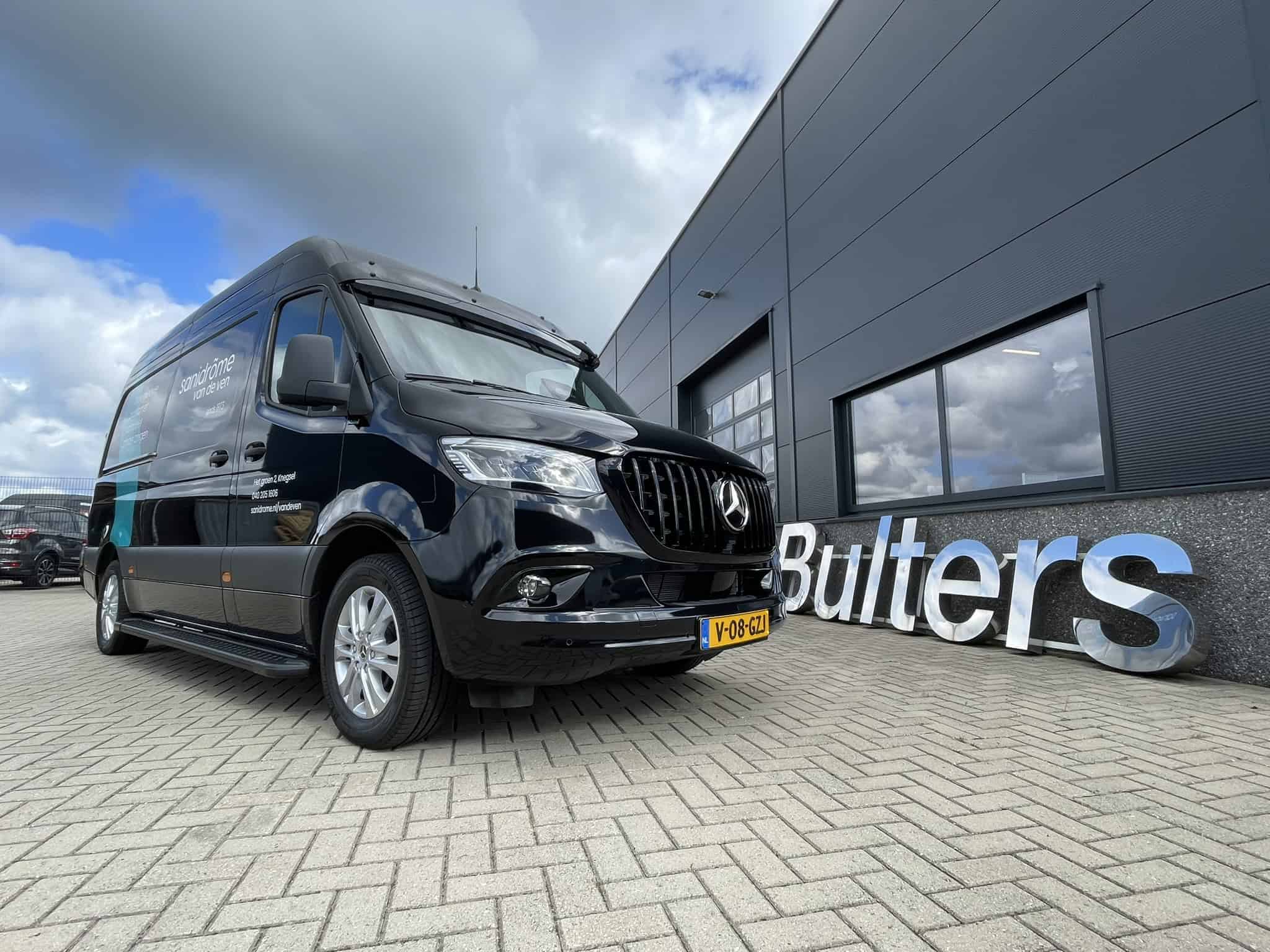 - Nieuwe Mercedes-Benz bezorgbus met bedrijfswageninrichting voor efficiënte logistiek.