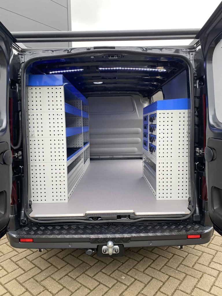 Geïntegreerde bedrijfswageninrichting met opbergkasten en legplanken voor efficiënt gereedschap en materiaalbeheer in bestelbus. Perfect op maat gemaakt voor professionals.