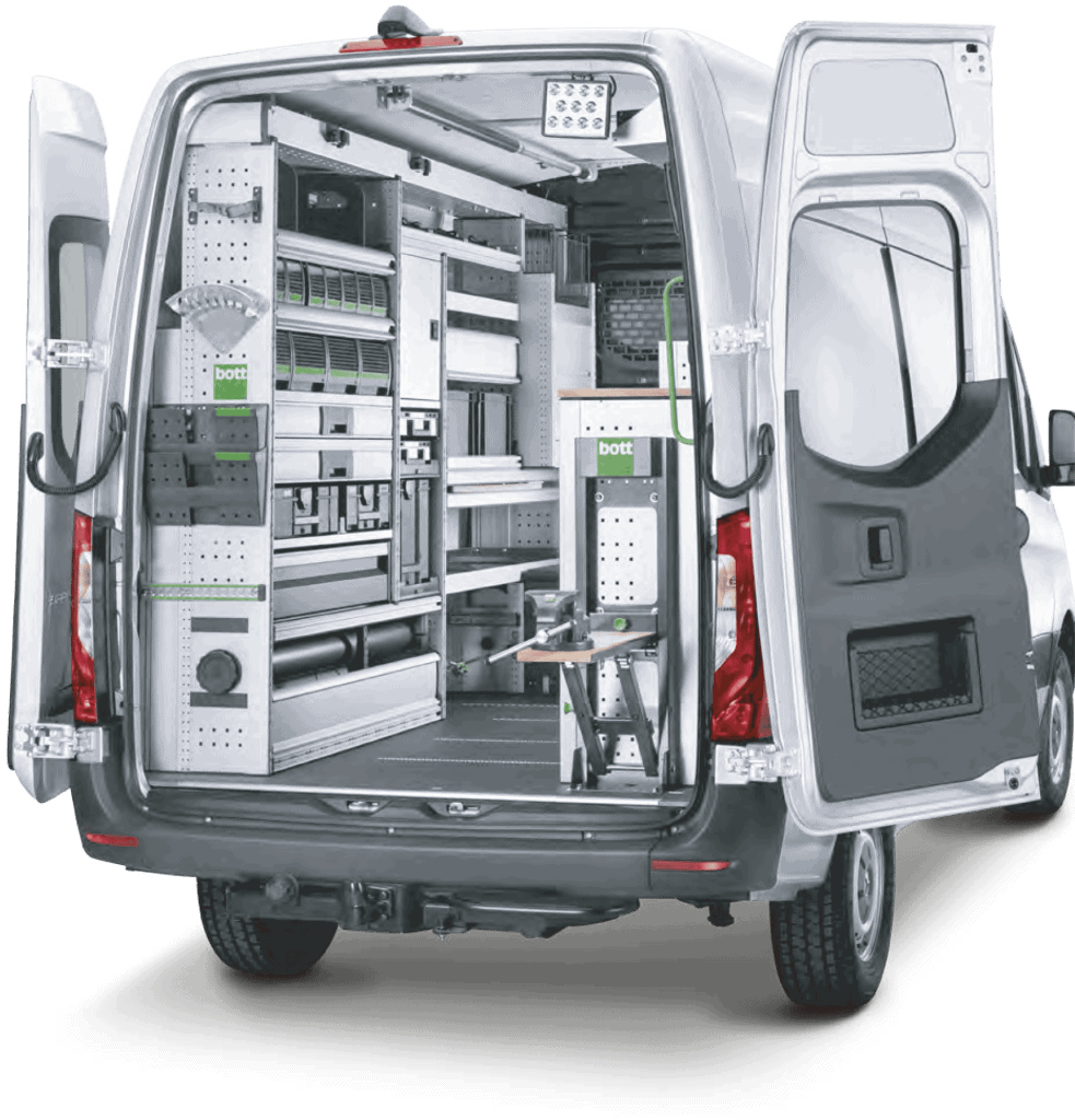 Geïntegreerde bedrijfswageninrichting met op maat gemaakte opbergoplossingen voor efficiënt transport en werk.