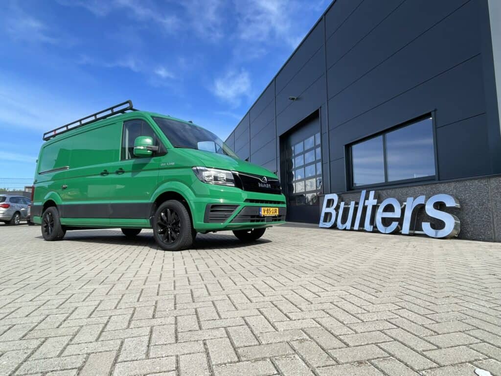 Zuinige groene bedrijfswagen met op maat gemaakte inrichting voor professioneel gebruik.