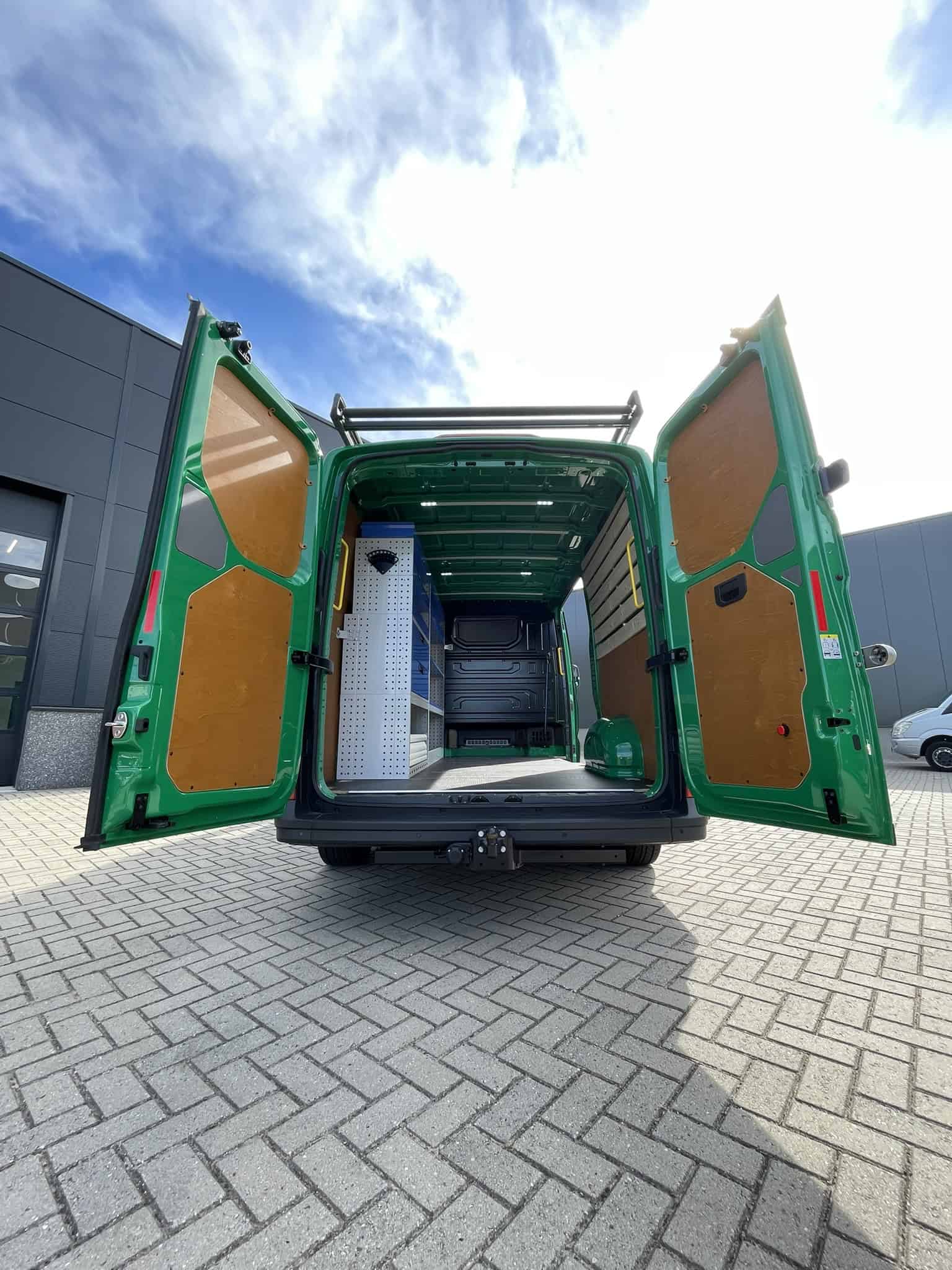 Modern bedrijfswagen met complete houten en op maat gemaakte inrichtingsoplossingen voor professioneel gebruik. Geschikt voor diverse zakelijke toepassingen, met ruime opbergmogelijkheden en praktische indeling.