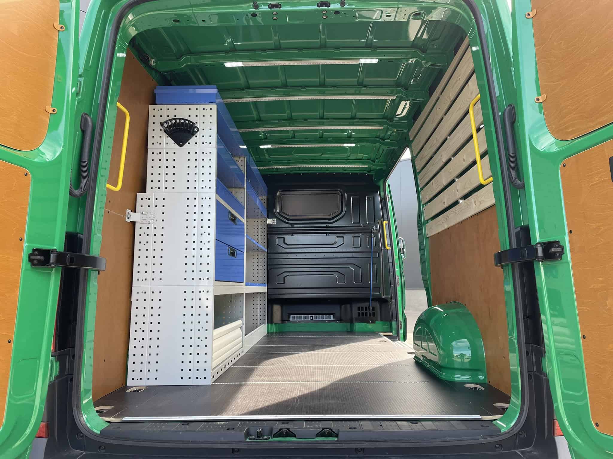Duurzaam en veelzijdig bedrijfswageninterieur met op maat gemaakte opslag en werkruimte, ideaal voor professioneel gebruik en optimalisatie van bedrijfsvoertuigen.
