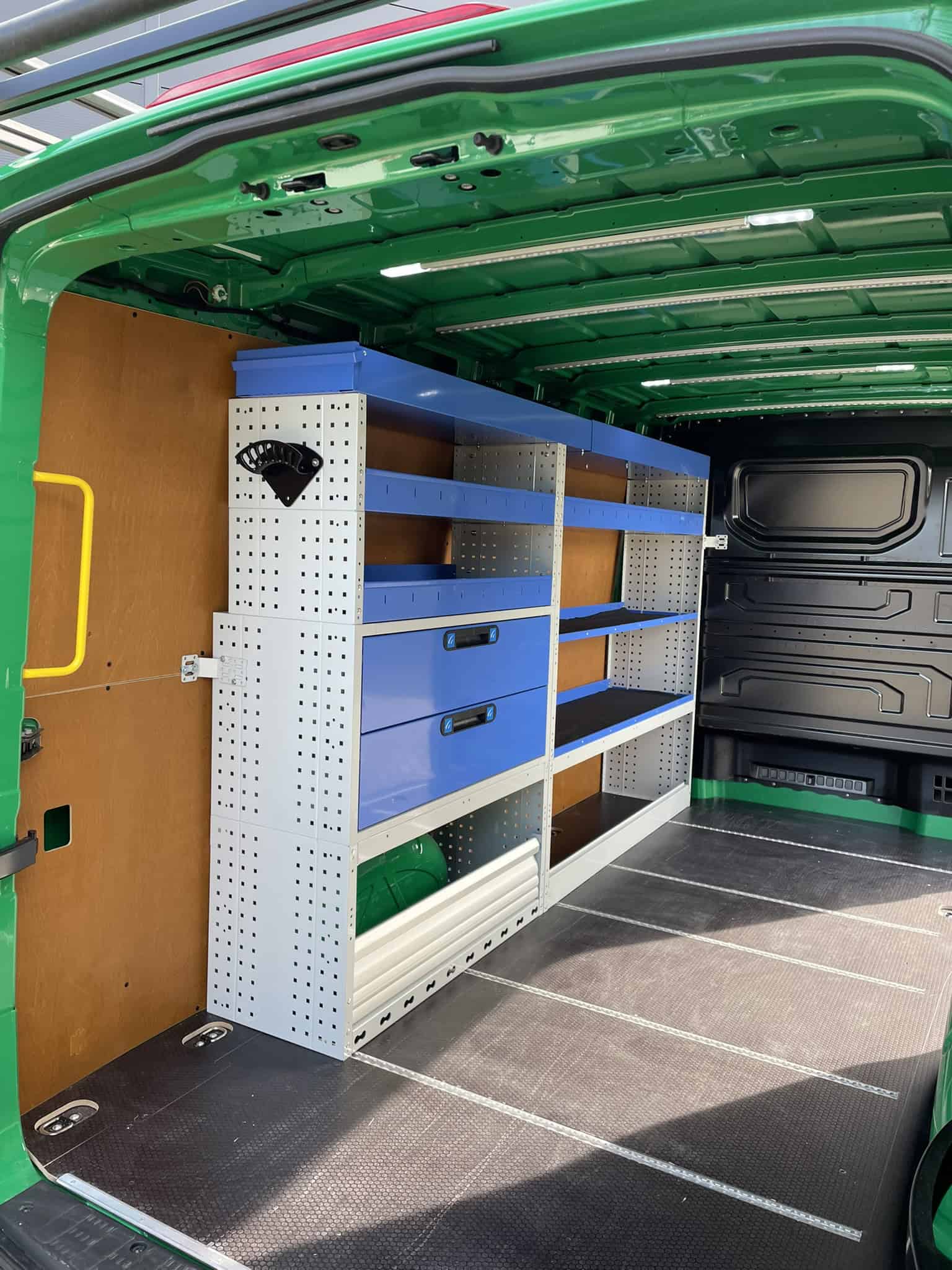 Werkplaatsinrichting bedrijfswagen met opbergkasten en legborden, perfect voor professionele gebruik, maatwerk bedrijfswageninrichting voor optimalisatie en efficiëntie.