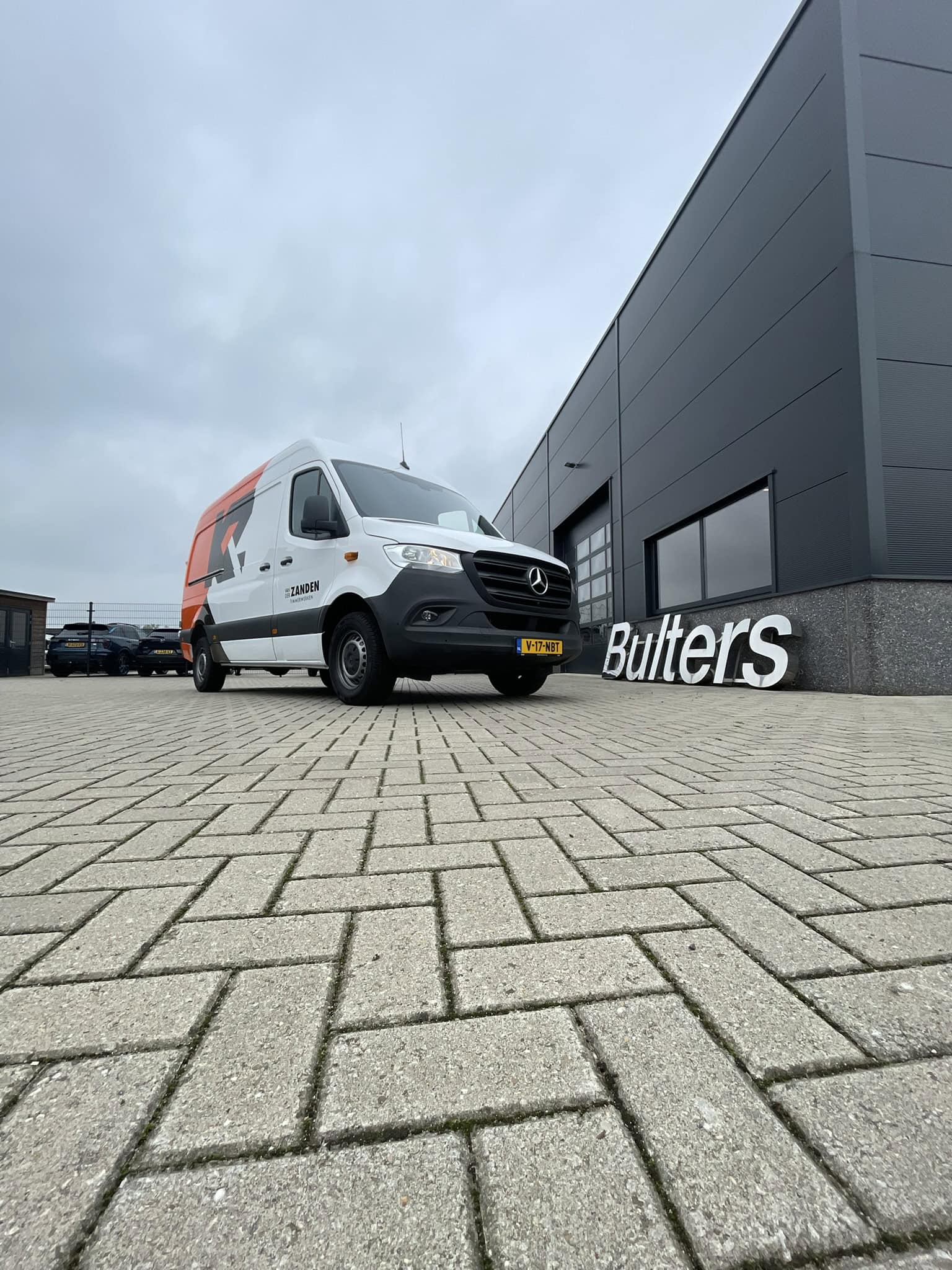 Ziekenwagen bedrijfswagen met professionele inrichting voor medische diensten, uitgerust voor calamiteiten en transport, geperfectioneerd voor comfort en functionaliteit.