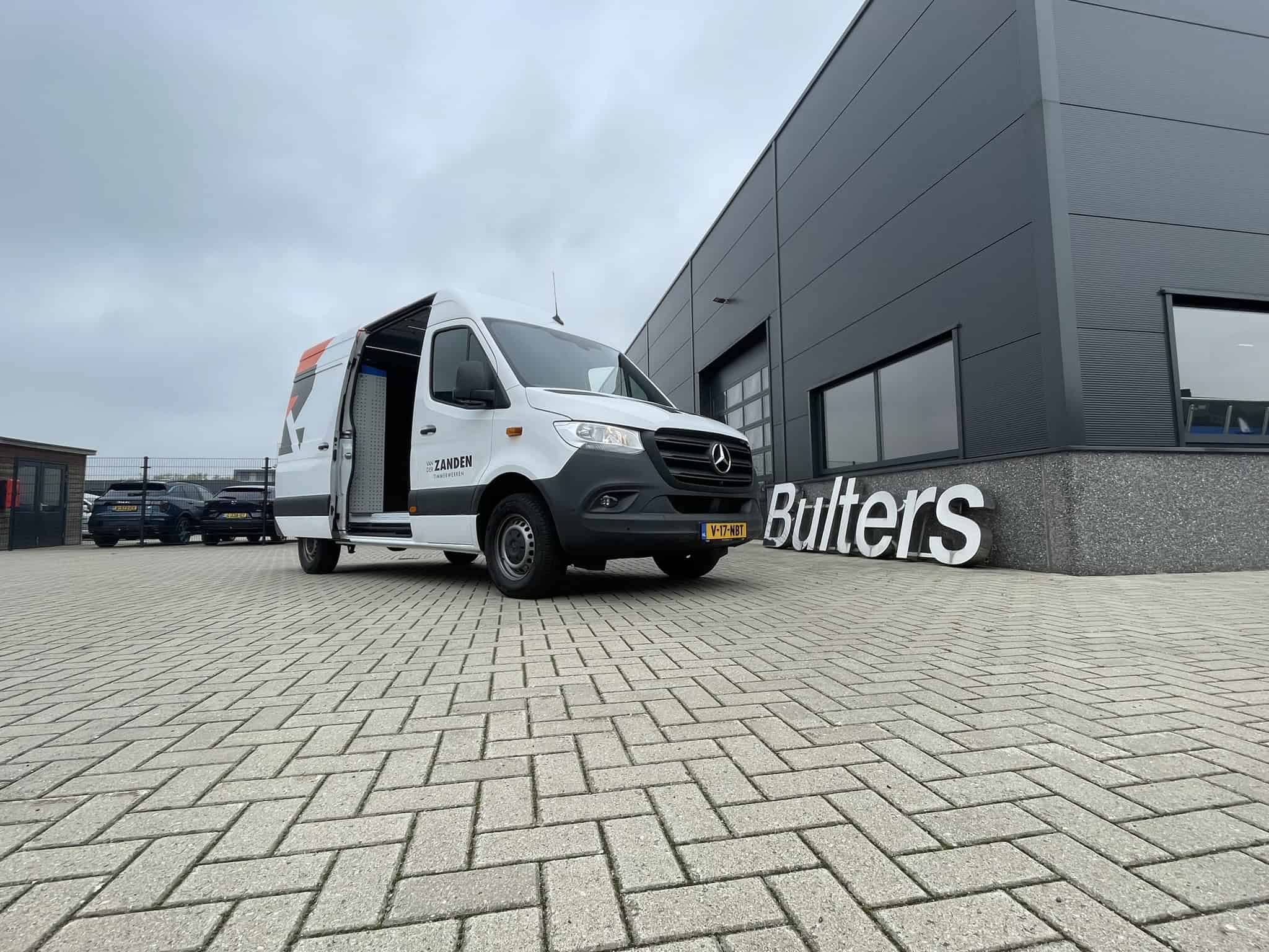 Lichte bedrijfswagen met op maat gemaakte inrichting, geparkeerd voor een moderne bedrijfslocatie, geschikt voor professionals die kwaliteit en functionaliteit zoeken.
