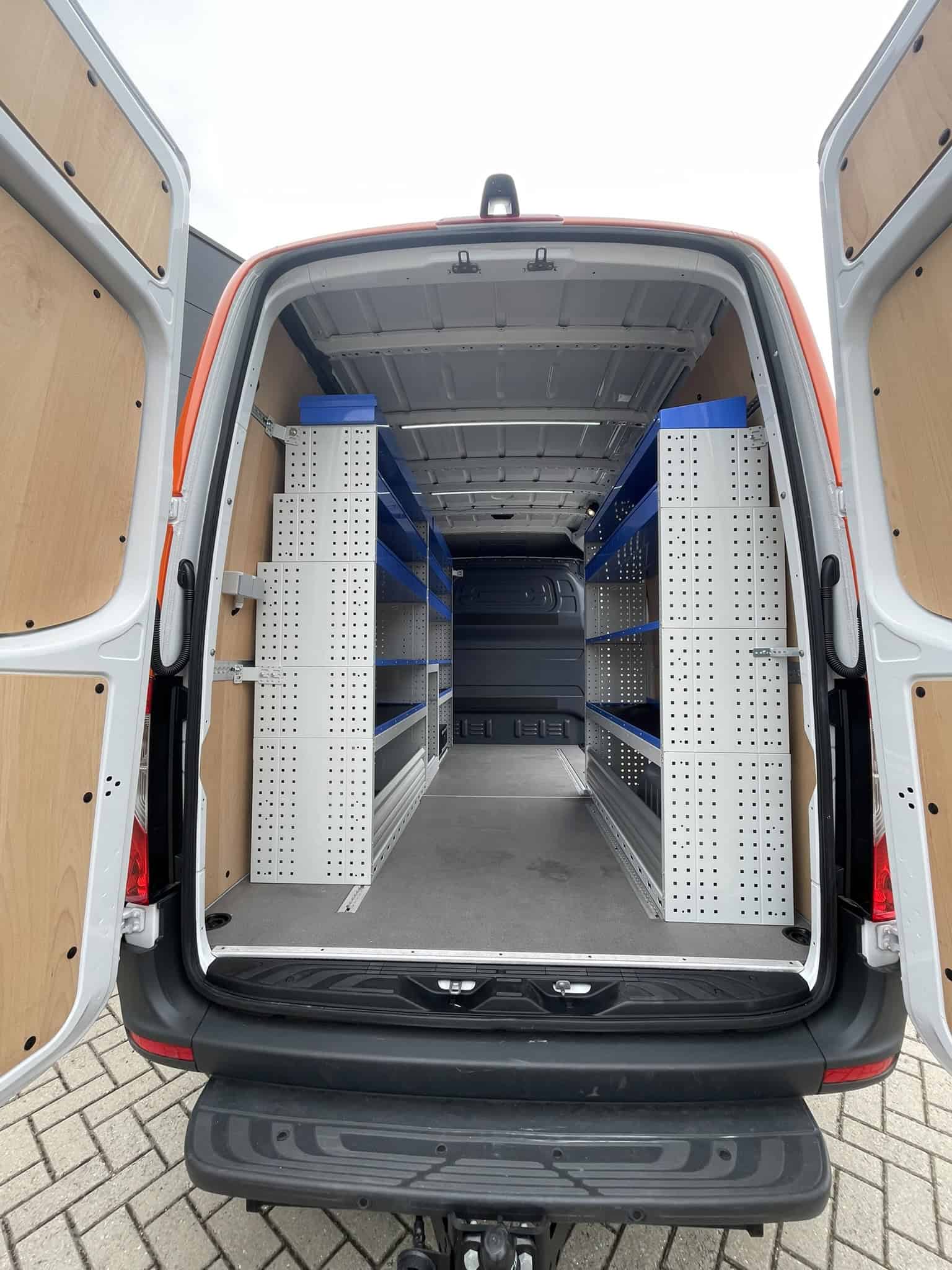 Bedrijfswagen inriching met georganiseerde opbergkasten en planken, geschikt voor professioneel transport en opslag, perfect voor zakelijk gebruik door Topbedrijfswagens.