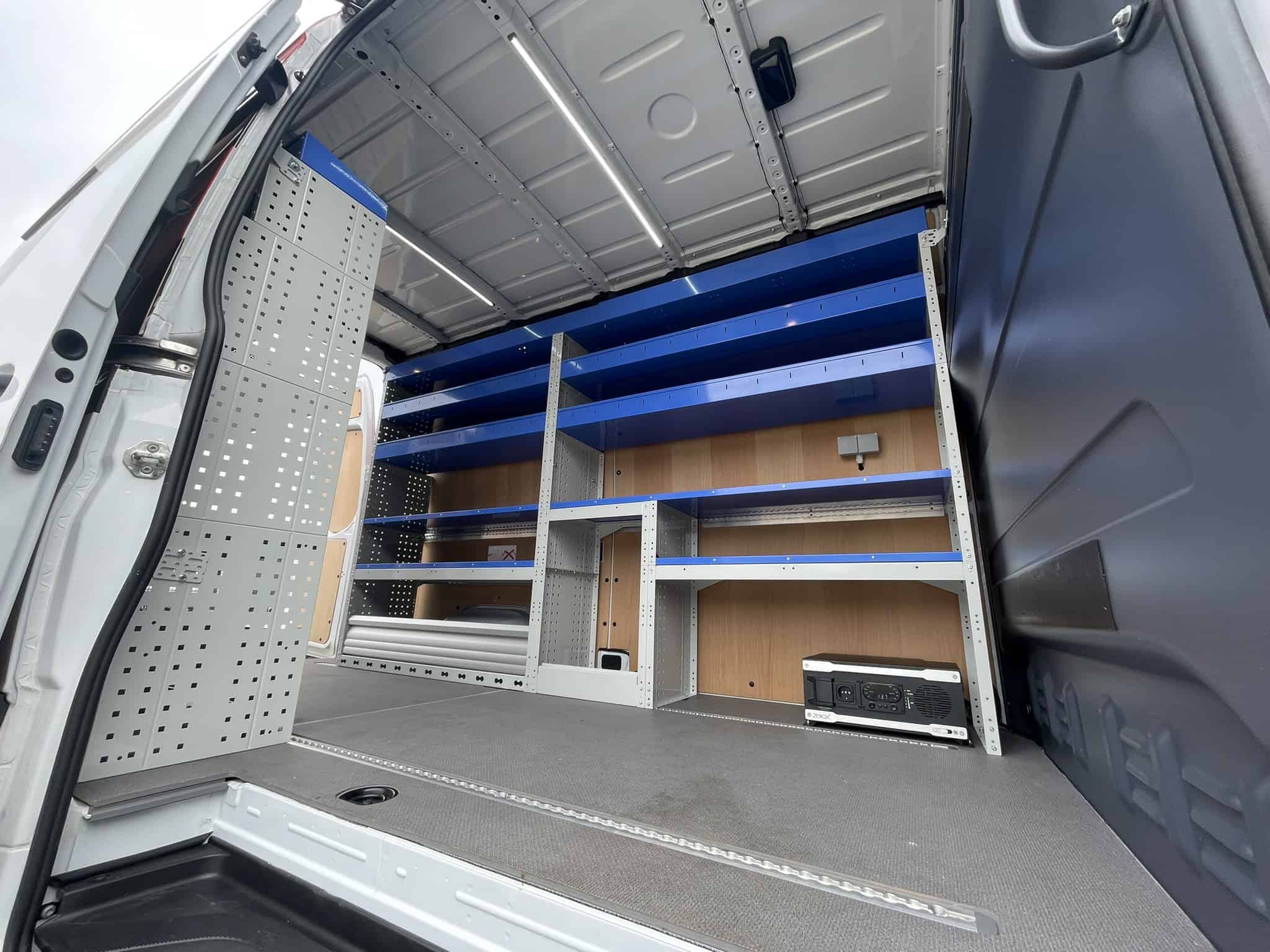 Robuuste bedrijfswageninrichting met wandrekken en opbergkasten voor optimaal gebruik van laadruimte. Geschikt voor vakmannen die zorgen voor efficiënte organisatie en maximale functionaliteit.