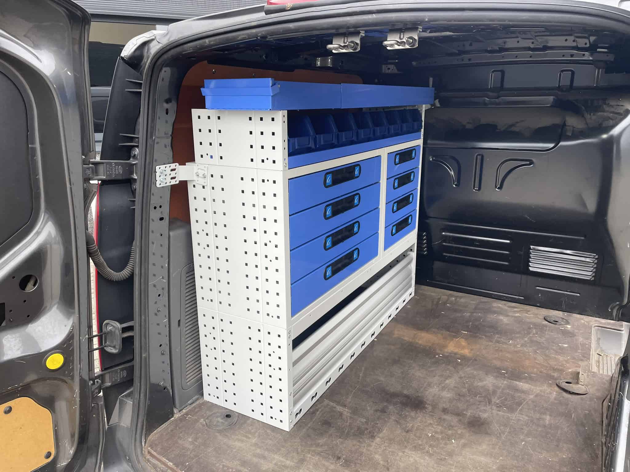 Hoge kwaliteit bedrijfswageninrichting met op maat gemaakte kasten en opslag voor optimaal overzicht en efficiëntie. Perfect geschikt voor vakmensen die maximale functionaliteit zoeken.