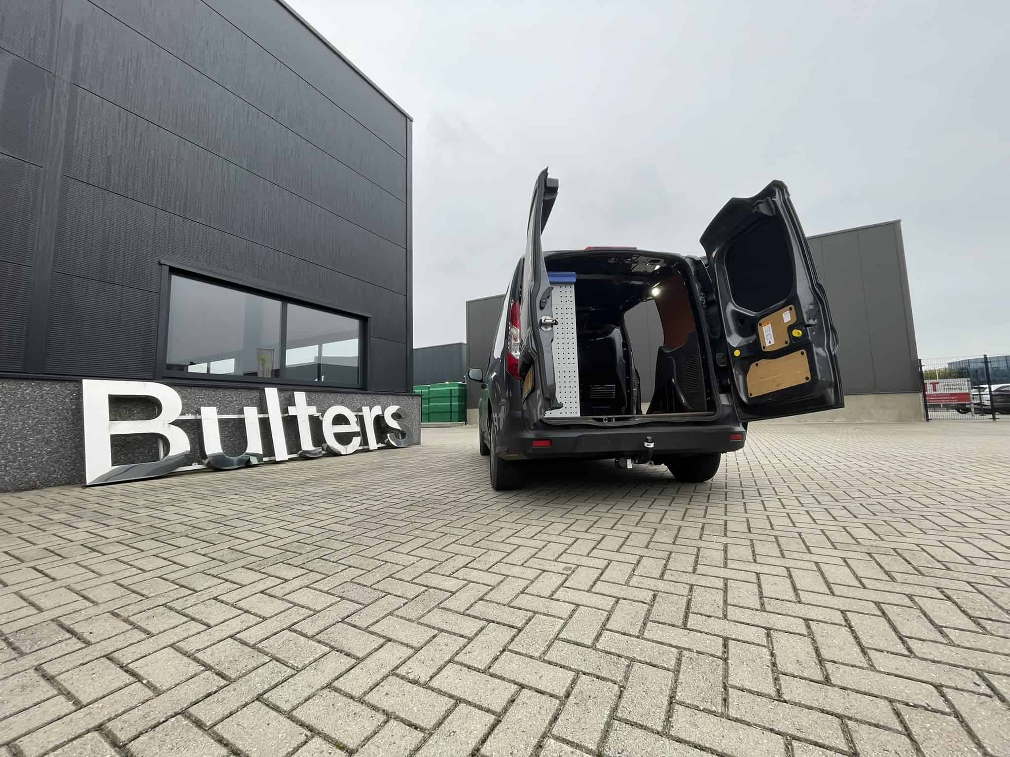 Robuuste bedrijfswagen met open achterklep en op maat gemaakte inrichting voor efficiënt vervoer. Perfect voor zakelijke toepassingen en het organiseren van gereedschap en materialen.