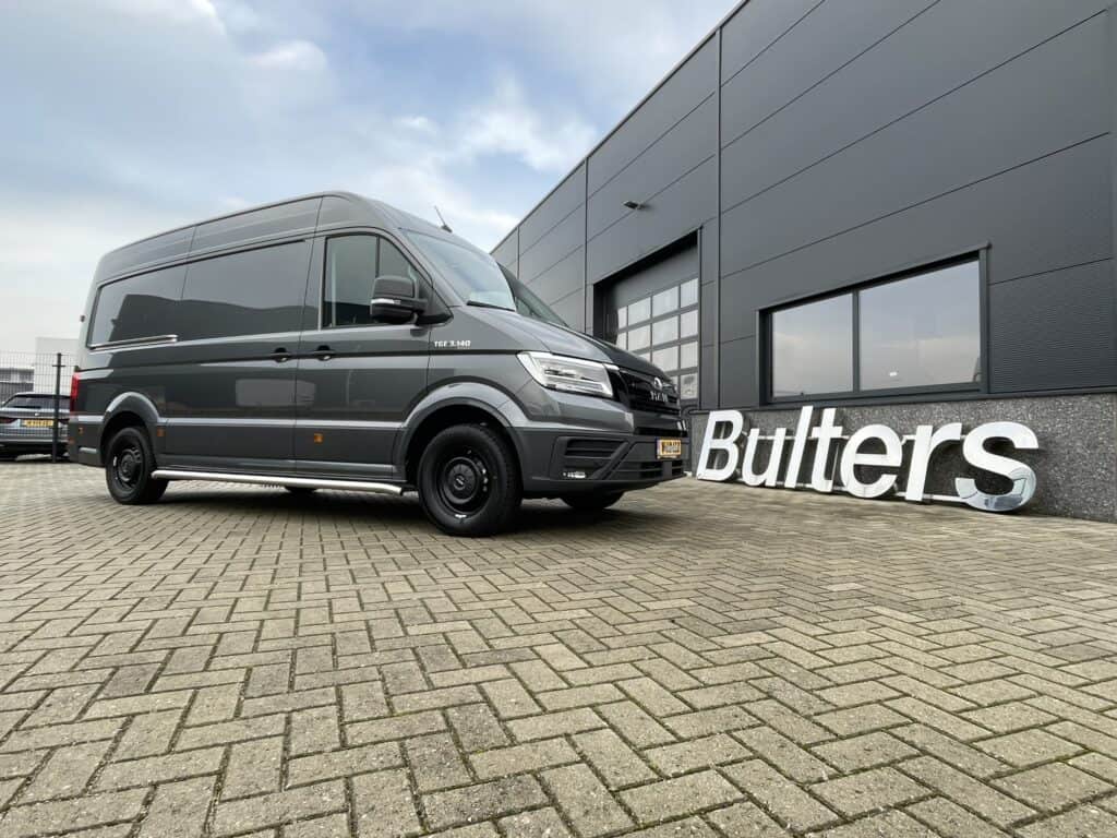 1. Luxe bedrijfsbus met op maat gemaakte opstelling voor optimale bedrijfsinrichting en laadruimte.