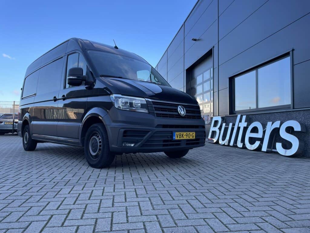 Zwarte bedrijfswagen, ideaal voor bedrijfsinrichting en transport, op locatie voor topbedrijfswageninrichting.nl, certified en klaar voor maatwerk oplossingen.