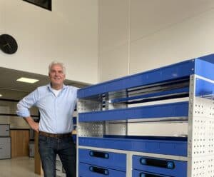 Sterke robuuste bedrijfswageninrichting met opbergruimte en lades, perfect voor transport bedrijf, vakmanschap en opslag. Op maat gemaakte oplossingen voor efficiëntie en professionaliteit.