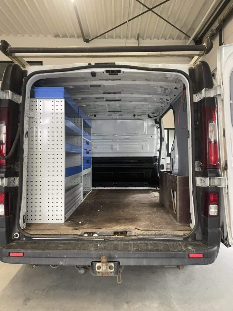 Kleine bedrijfswagen met op maat gemaakte indeling en lades voor efficiënt werk en opslag.