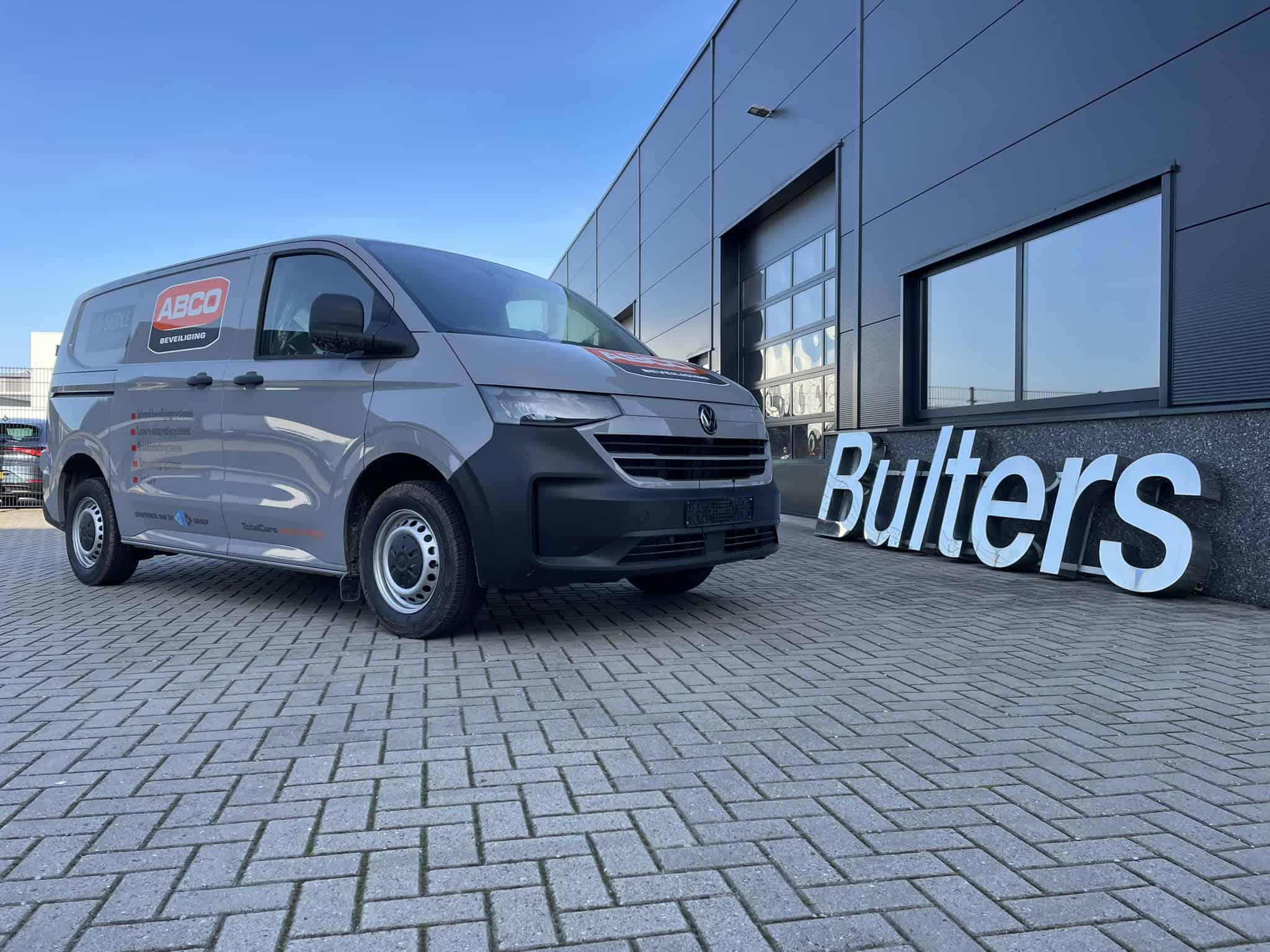 Hoge kwaliteit bedrijfswagen met op maat gemaakte bedrijfsinrichting, ideaal voor logistiek en service, betrouwbare Volkswagen transporter voor zakelijk gebruik volgens topbedrijfswageninrichting.nl.