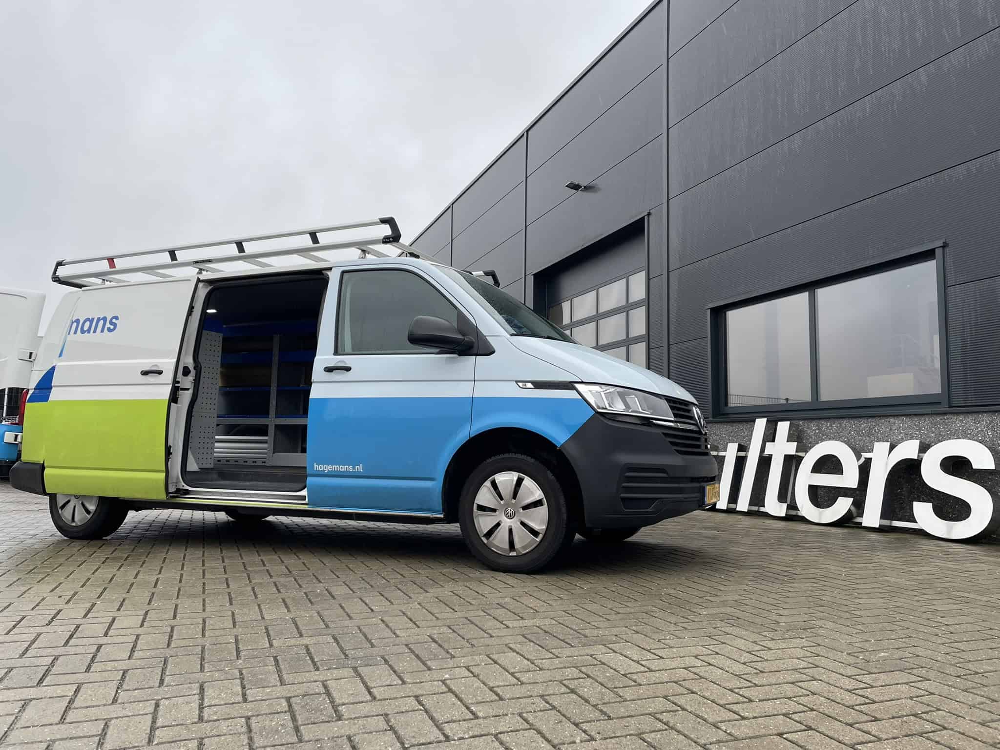 Bedrijfswagen met professionele bedrijfsinrichting en op maat gemaakte opslagoplossingen, ideaal voor logistiek en servicebedrijven. Perfect voor het vervoeren van gereedschap en materialen.