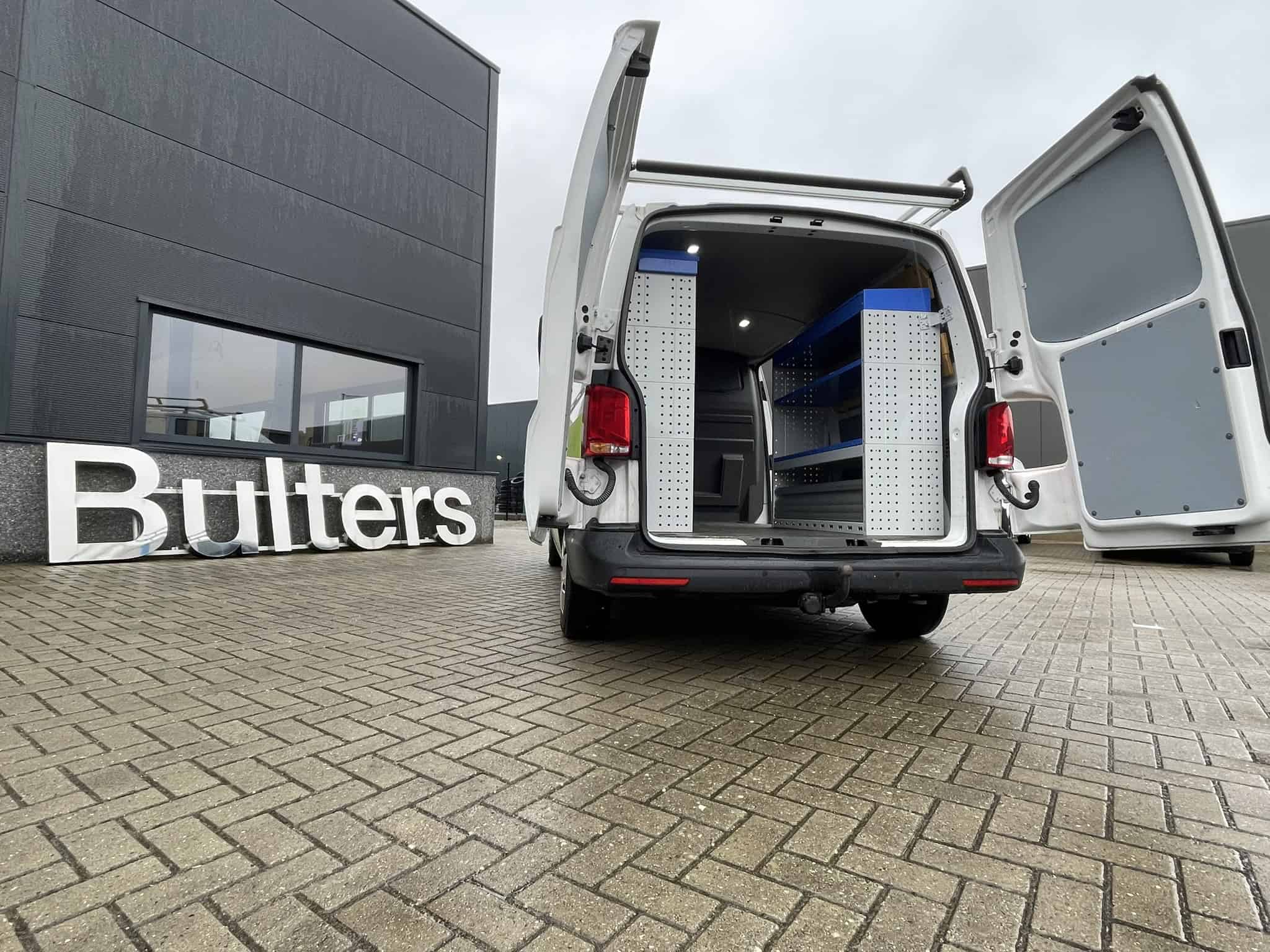 Geïntegreerde bedrijfswageninrichting met op maat gemaakte opbergkasten en werkruimte, ideaal voor professioneel gebruik en efficiëntie.