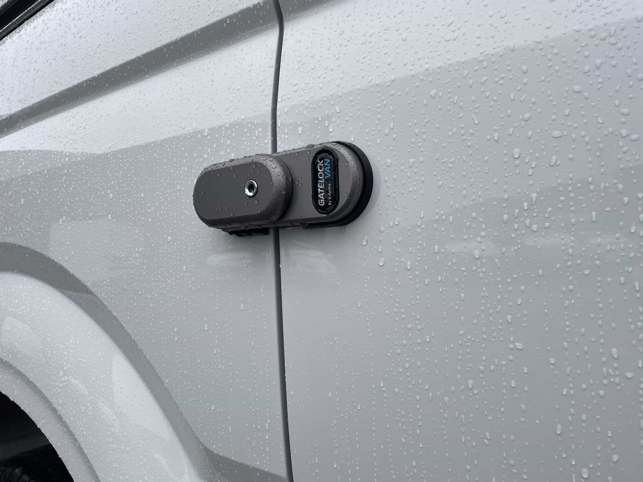 Bedrijfswagen met geavanceerde camera en sensoren voor veiligheid en monitoring. Perfect voor bedrijfswagens die geavanceerde technologieën gebruiken voor beveiliging en efficiëntie.