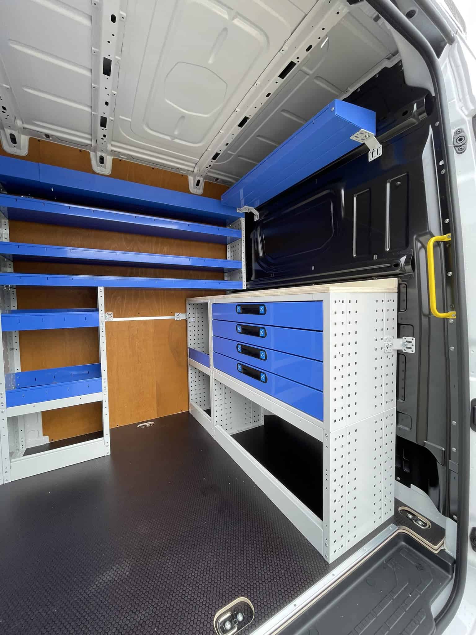 Georganiseerde bedrijfswagen met op maat gemaakte werkbank en opbergkasten voor efficiënt werk. Ideaal voor bedrijfswagens met professionele inrichting.