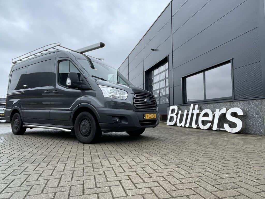 Moderne bedrijfswagen met professionele inrichting voor efficiënt transport en logistiek, ideaal voor zakelijke doeleinden en bedrijfsvoering.