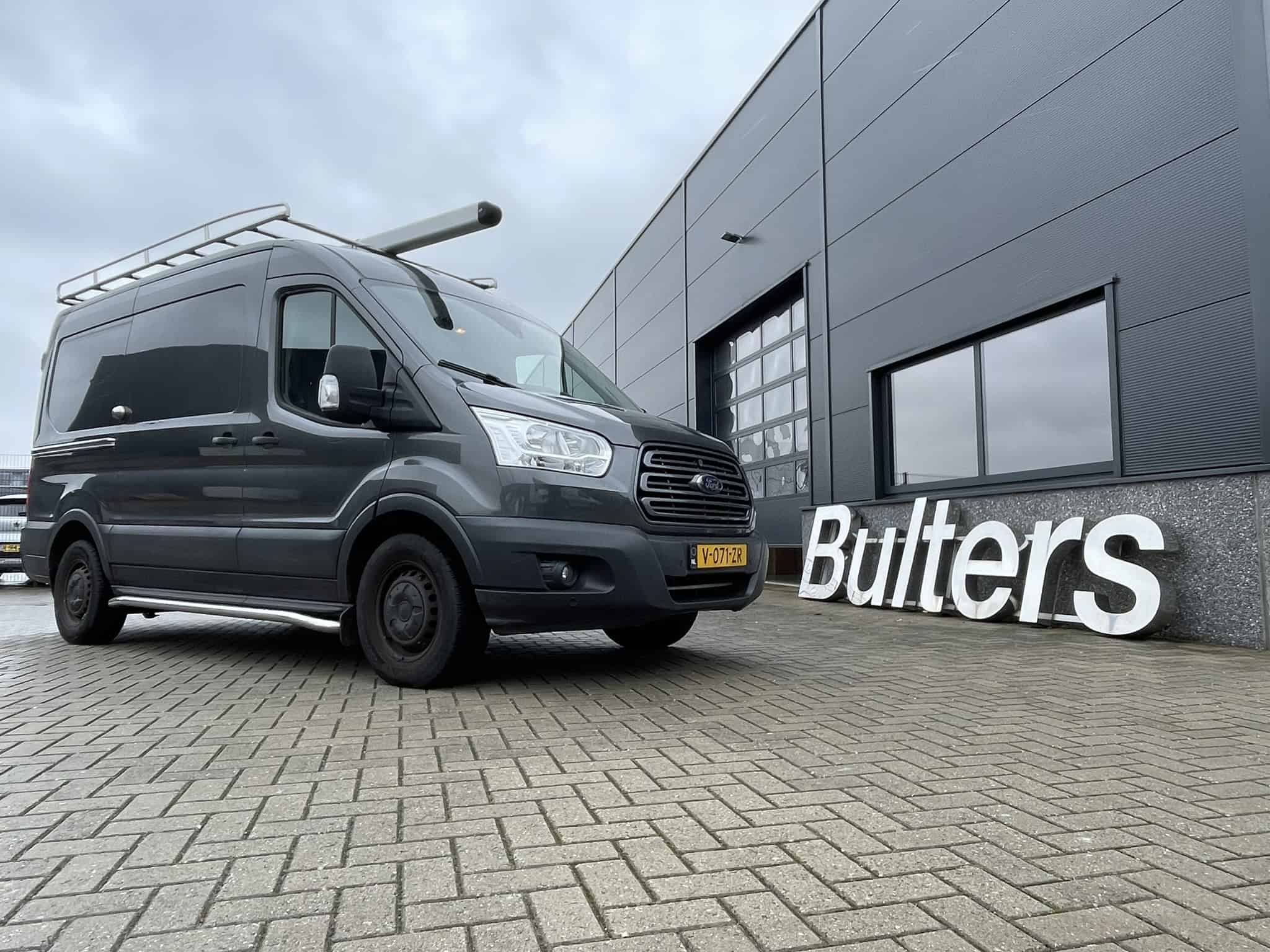 Moderne bedrijfswagen met professionele inrichting voor efficiënt transport en logistiek, ideaal voor zakelijke doeleinden en bedrijfsvoering.