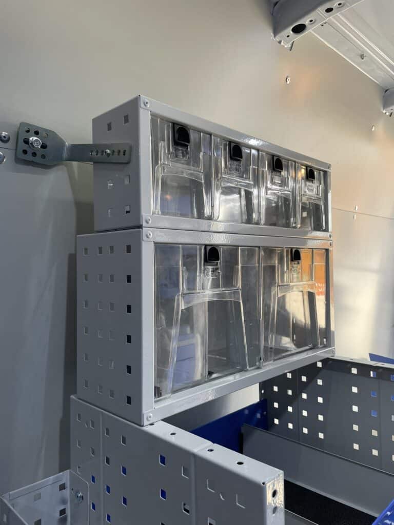 Automatische concepten voor bedrijfswageninrichting met georganiseerde opbergoplossingen en transparante opslagbakken, ideaal voor efficiënte werkvoertuigen.
