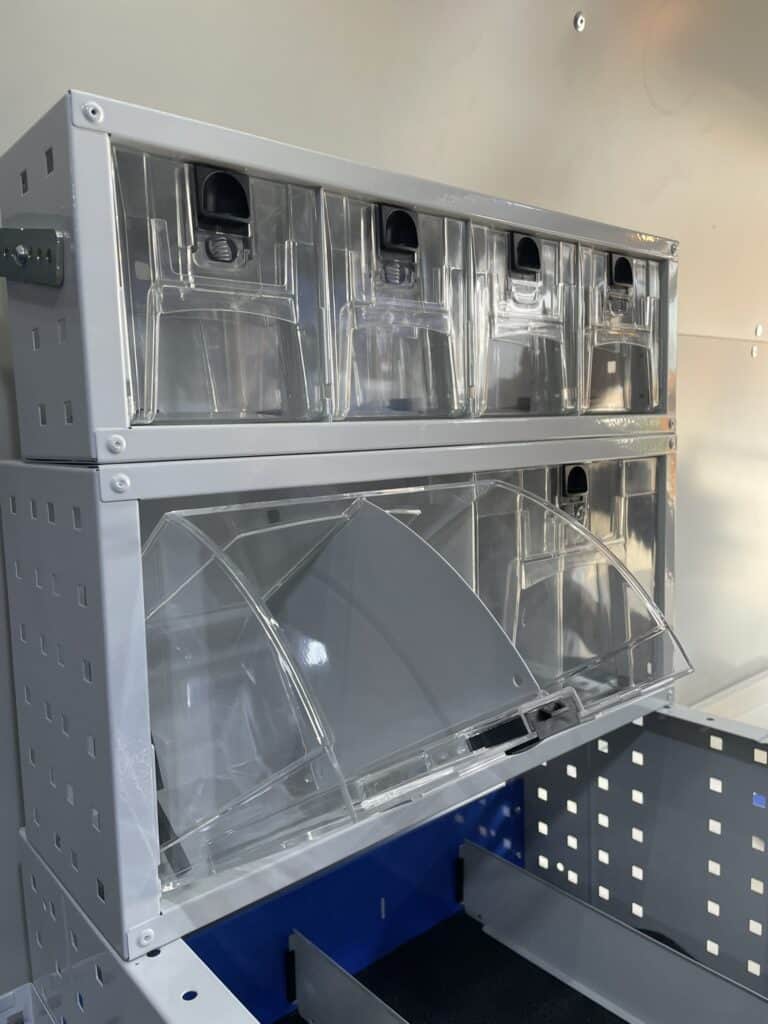 Automatische bedrijfswageninrichting met geavanceerde opbergsystemen en slimme oplossingen voor efficiëntie. Perfect voor professionals die op zoek zijn naar duurzame en praktische bedrijfswageninrich.