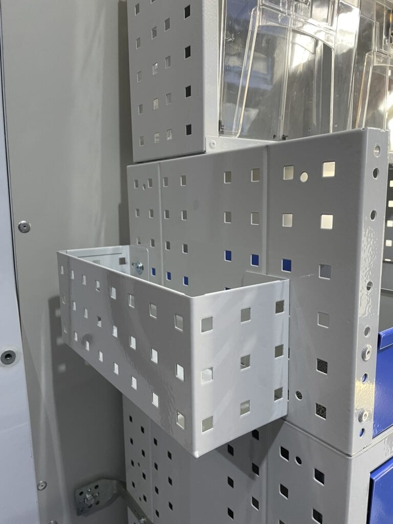 Moderne bedrijfswageninrichting met opbergvakken voor automatische concepten, ideaal voor efficiënt transport en organisatie in bedrijfswagens.