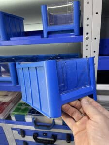 Robuuste blauwe opslagbak voor bedrijfswageninrichting, ideaal voor automatische systemen en organisatie. Perfect voor het optimaliseren van bedrijfsvoertuigen met efficiënte en duurzame oplossingen.