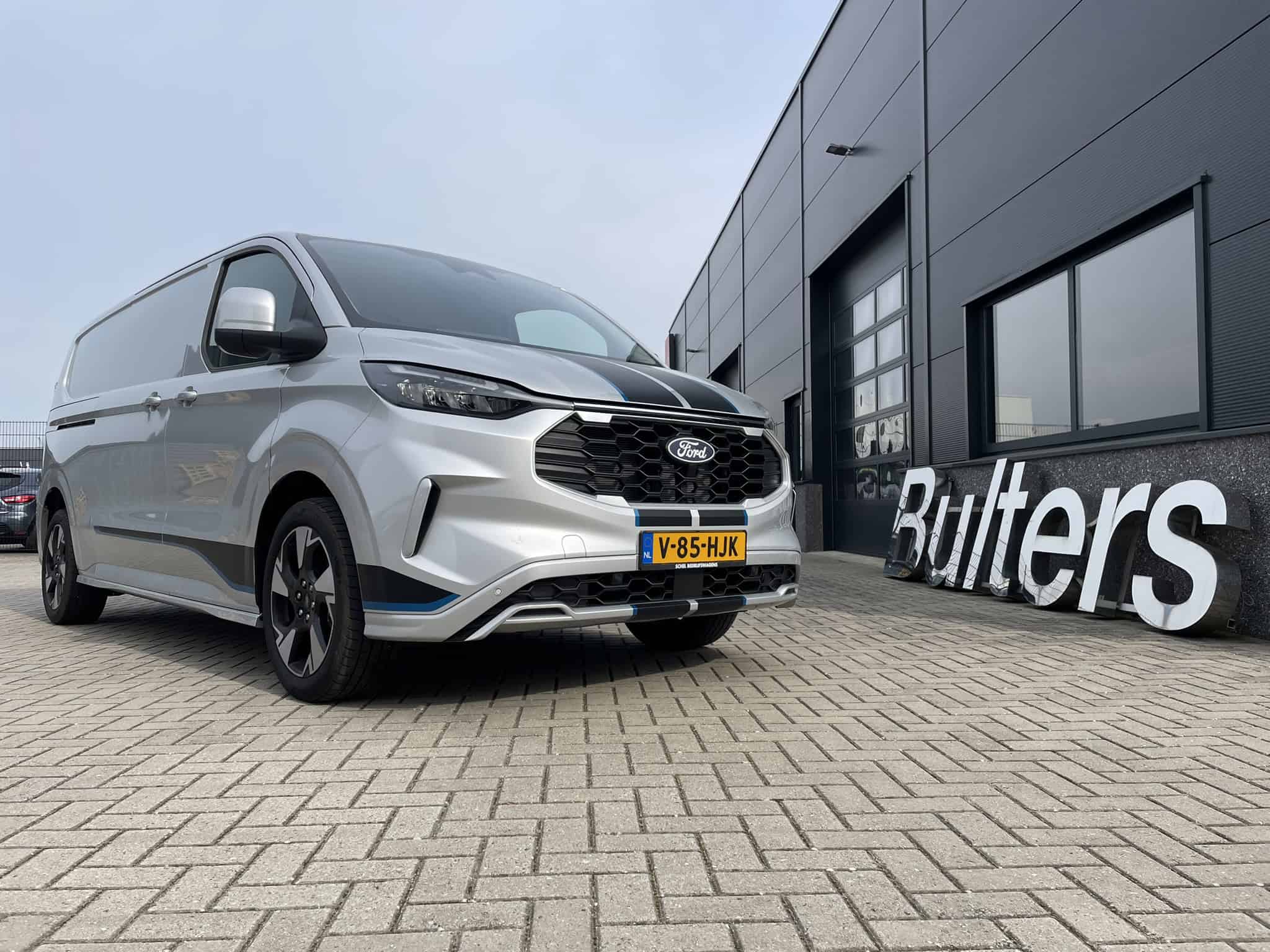 Moderne bedrijfswagen met op maat gemaakte bedrijfswageninrichting, ideaal voor transport en logistiek, gepositioneerd voor optimale functionaliteit en efficiëntie.