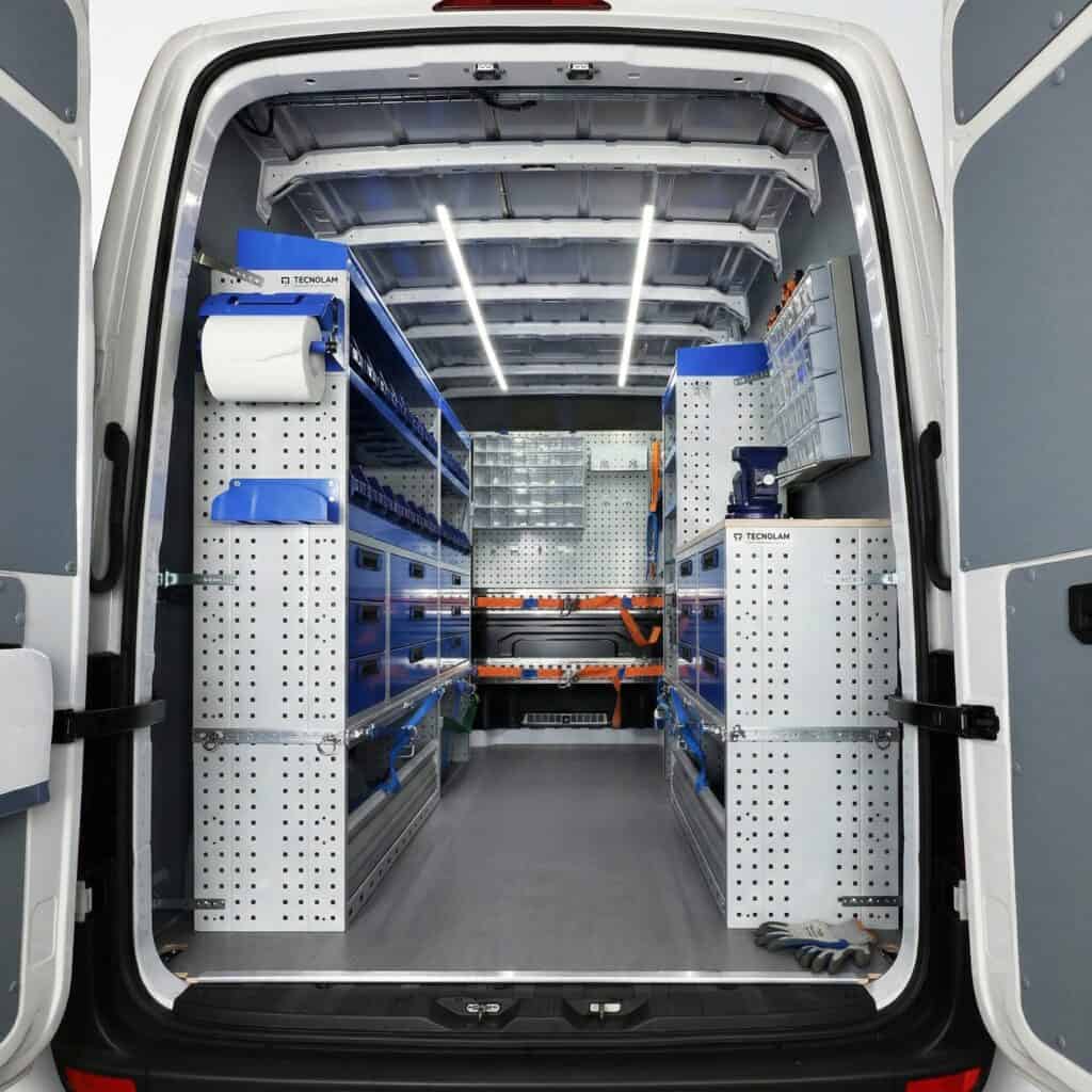 Alternatief voor efficiënte bedrijfswageninrichting met dubbele bodem en zijwandopslag.