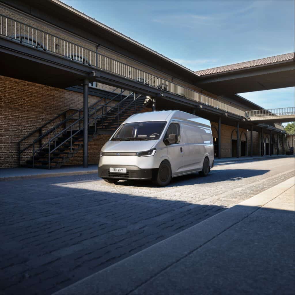Bedrijfswagen op een moderne, industriële locatie met een vlakke ondergrond en een overkapping, geschikt voor bedrijfs- en transportdoeleinden.