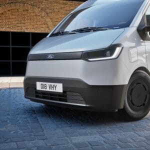 Veilig bedrijfswagen met op maat gemaakte inrichting voor efficiënt transport en logistiek. Moderne Ford transit met professionele bedrijfswageninrichting, ideaal voor zakelijke doeleinden en flexibel.