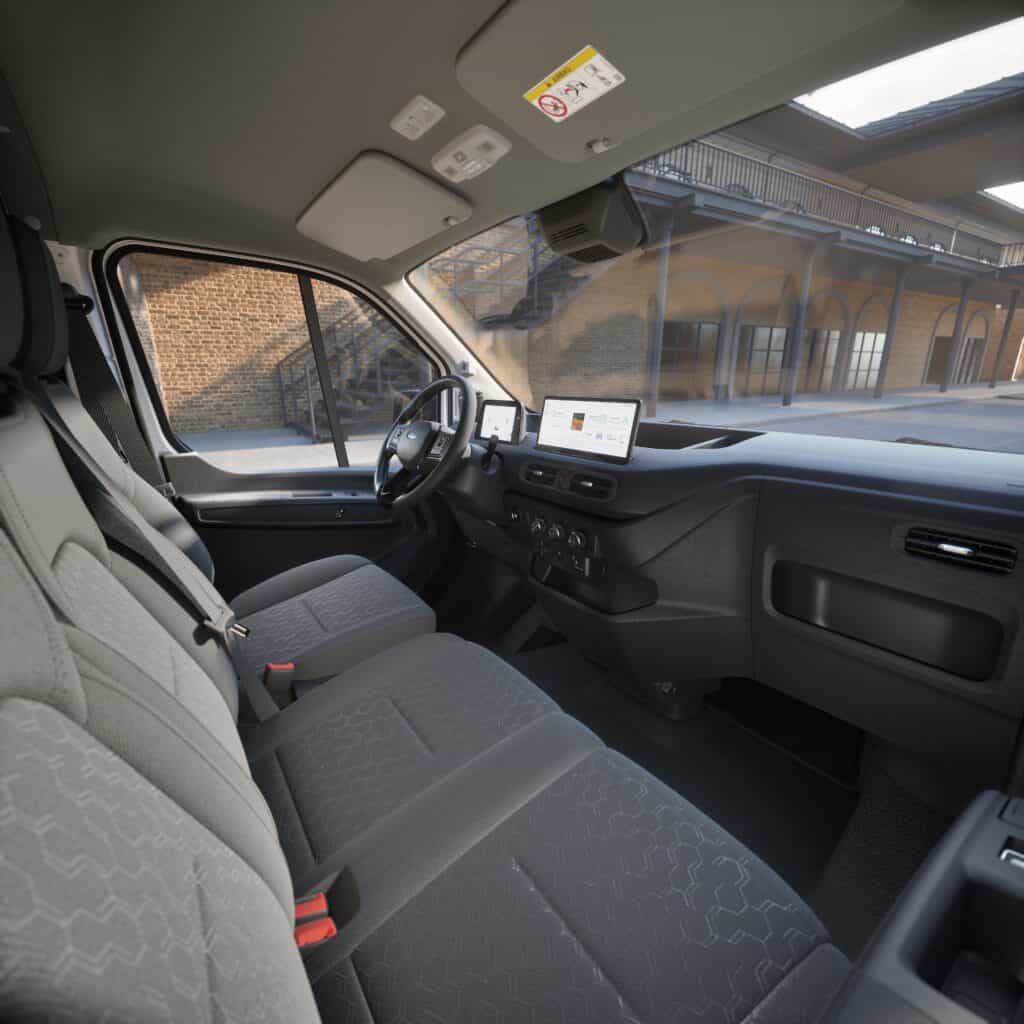 Interieur van een bedrijfswagen met comfortabele stoelen en geavanceerde dashboardtechnologie, ideaal voor zakelijke transporten en logistiek.
