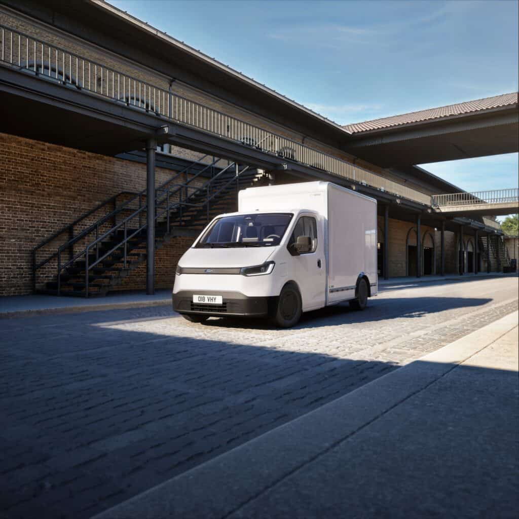 Een witte bedrijfswagen geparkeerd onder een brug, geschikt voor bedrijfsinrichting en logistiek, met een moderne en functionele uitstraling.