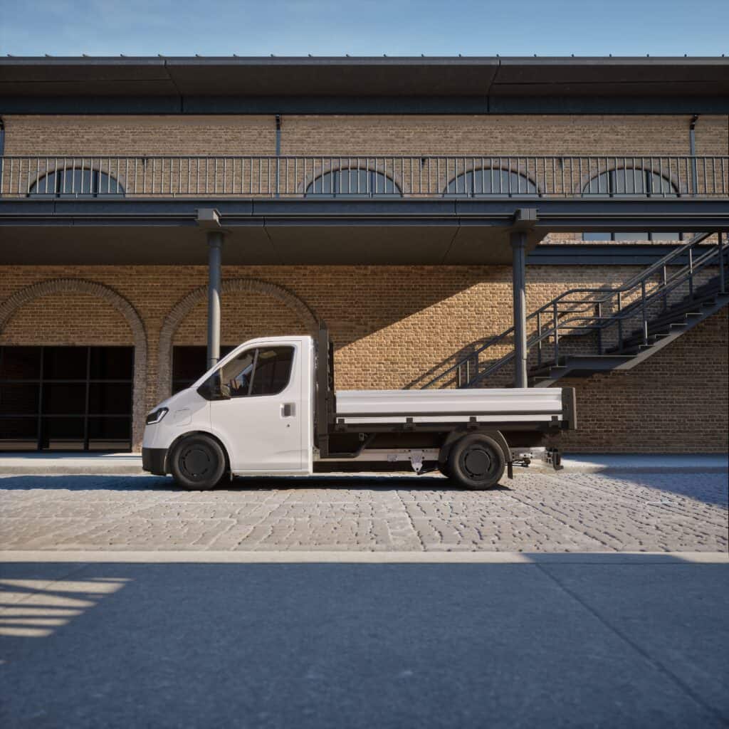 Bedrijfswagen voor transport en logistiek, geschikt voor zakelijke doeleinden, in een stedelijke omgeving met een industriële achtergrond.