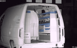 Bedrijfswagen met op maat gemaakte inrichting voor automatische concepten, inclusief opbergkasten en technische voorzieningen, ideaal voor logistiek en transport.