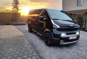Bedrijfswagen in zwart, ideaal voor bedrijfsinrichting en transport, geparkeerd op een oprit bij zonsondergang. Perfect voor zakelijke doeleinden en bedrijfswageninrichting.