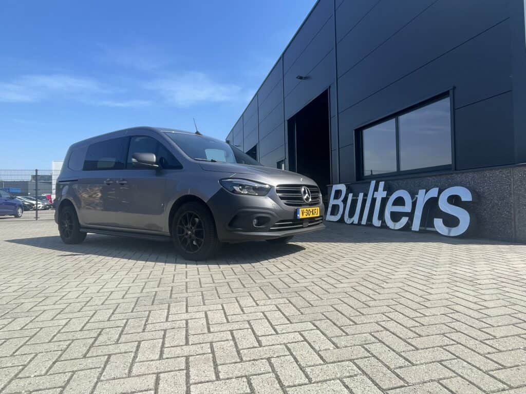 Moderne bedrijfswagen geparkeerd voor het Butlers gebouw, geschikt voor bedrijfsinrichting en transport.