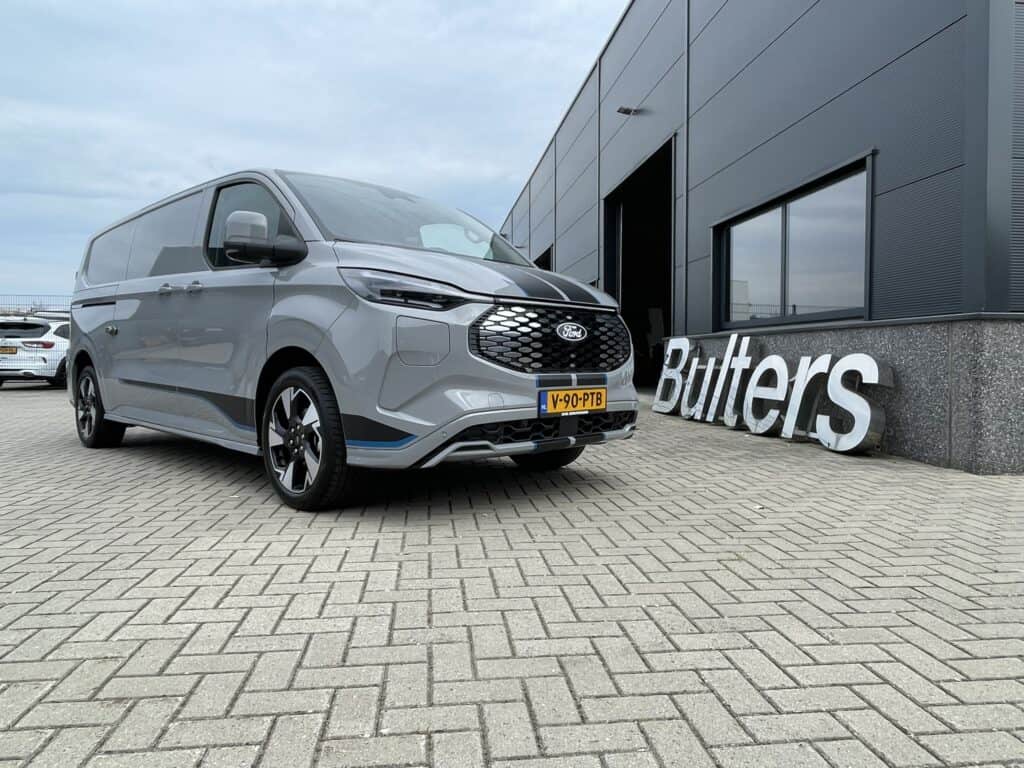 Moderne Ford bedrijfswagen geparkeerd voor Bulters bedrijfsgebouw, geschikt voor bedrijfsinrichting en transport.