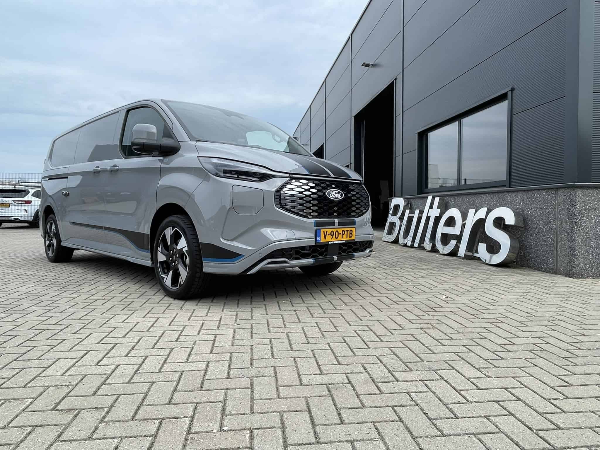 Moderne Ford bedrijfswagen geparkeerd voor Bulters bedrijfsgebouw, geschikt voor bedrijfsinrichting en transport.