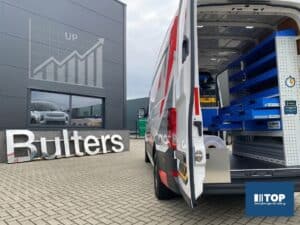 Bedrijfswagen met op maat gemaakte inrichting voor logistiek en opslag, ideaal voor zakelijke transport en organisatie.
