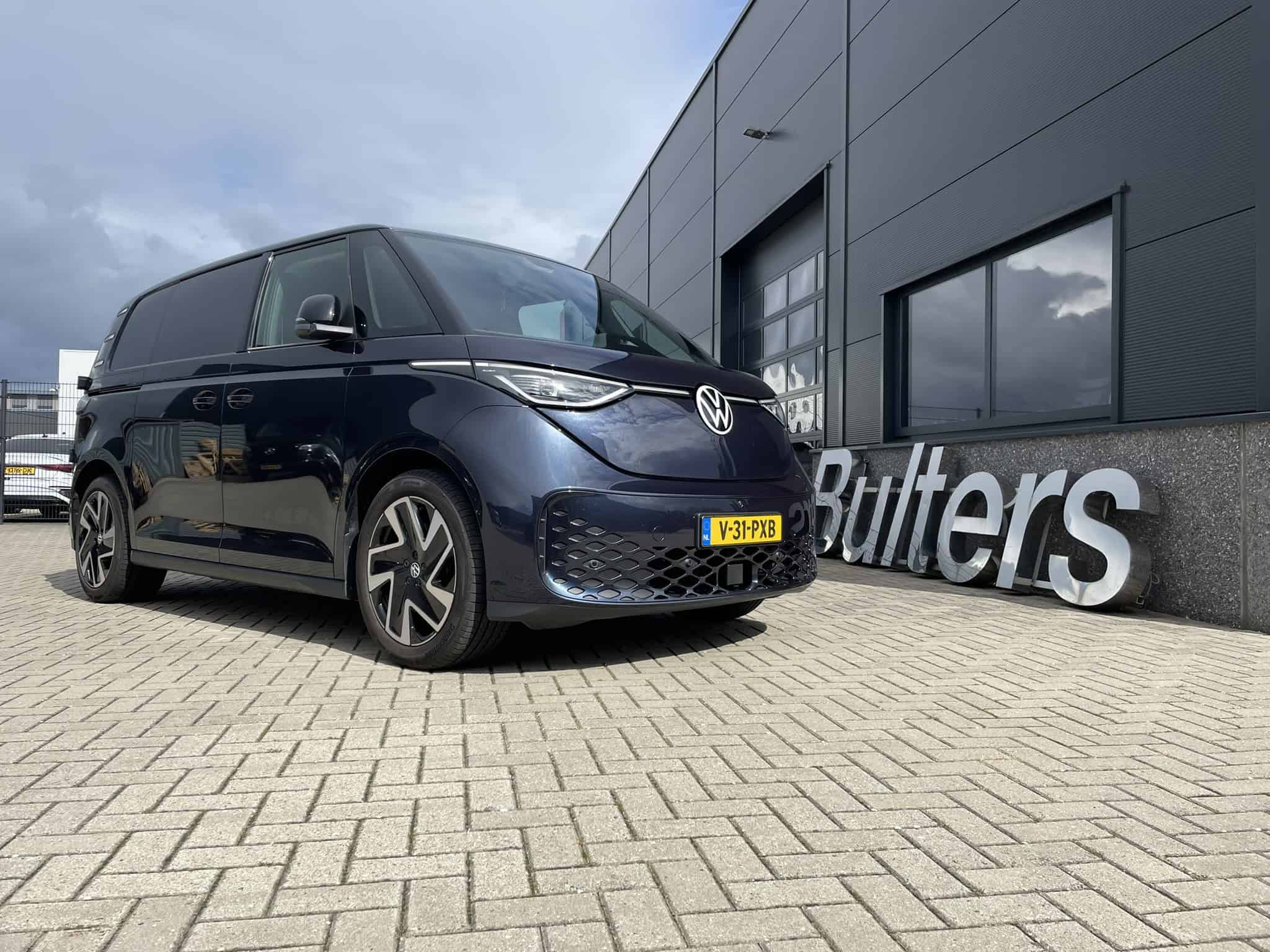 Nieuwe Volkswagen bedrijfswagen met professionele bedrijfsinrichting voor efficiënt transport en logistiek.