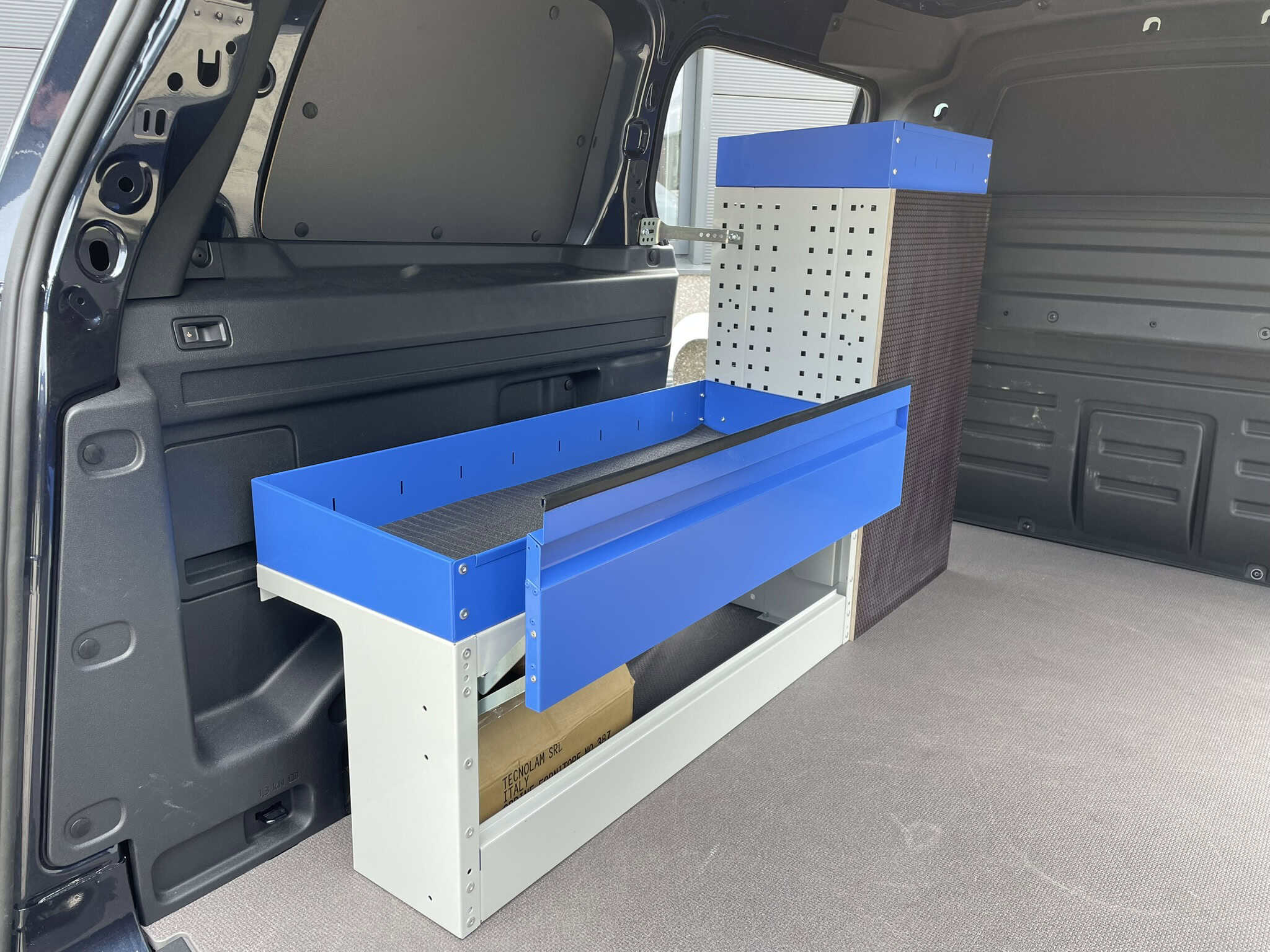 Georganiseerde bedrijfswagen met opbergkasten en werkblad voor efficiëntie.