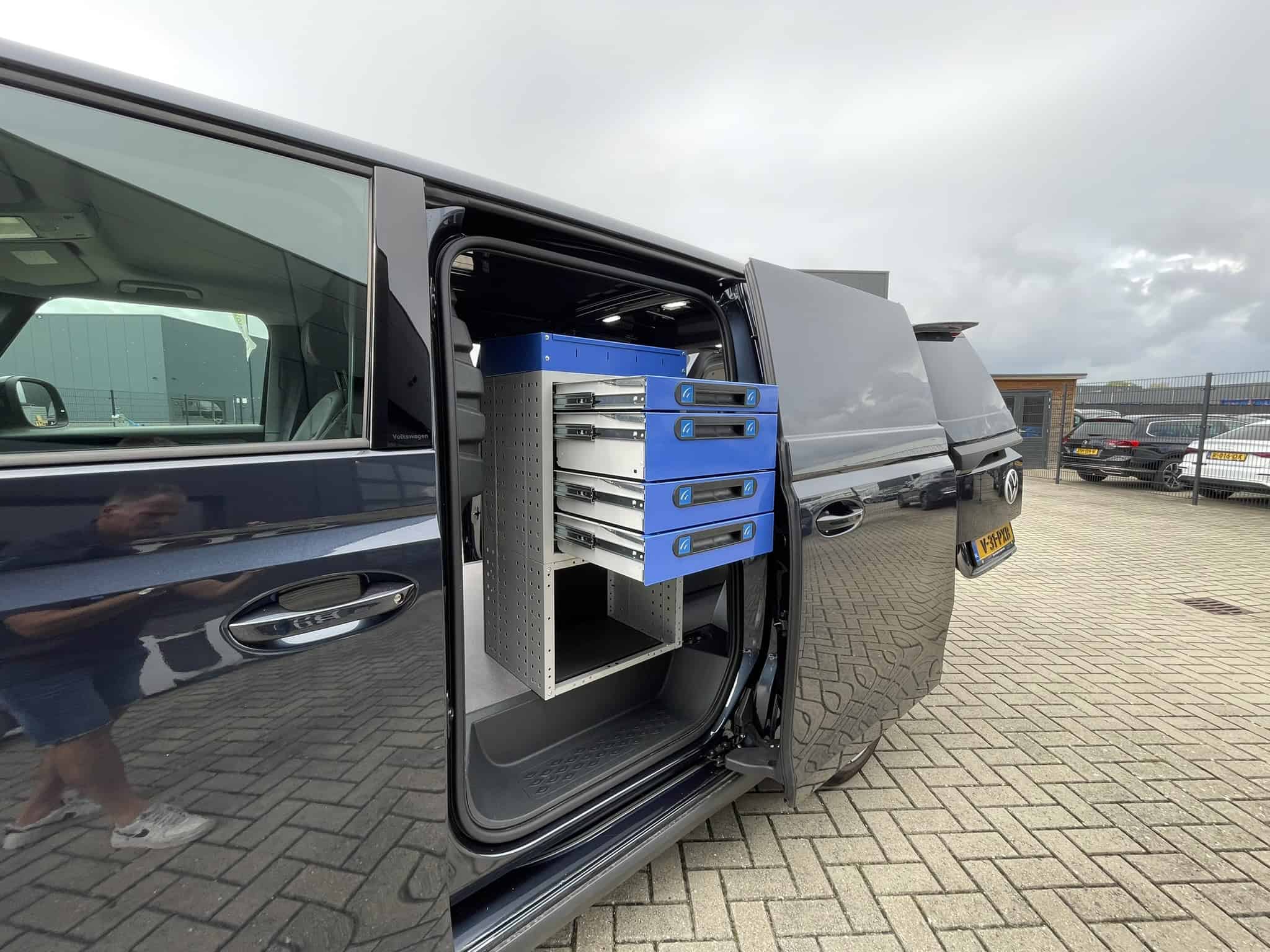 Bedrijfswagen met georganiseerde opbergkasten en lades voor gereedschap en materialen.