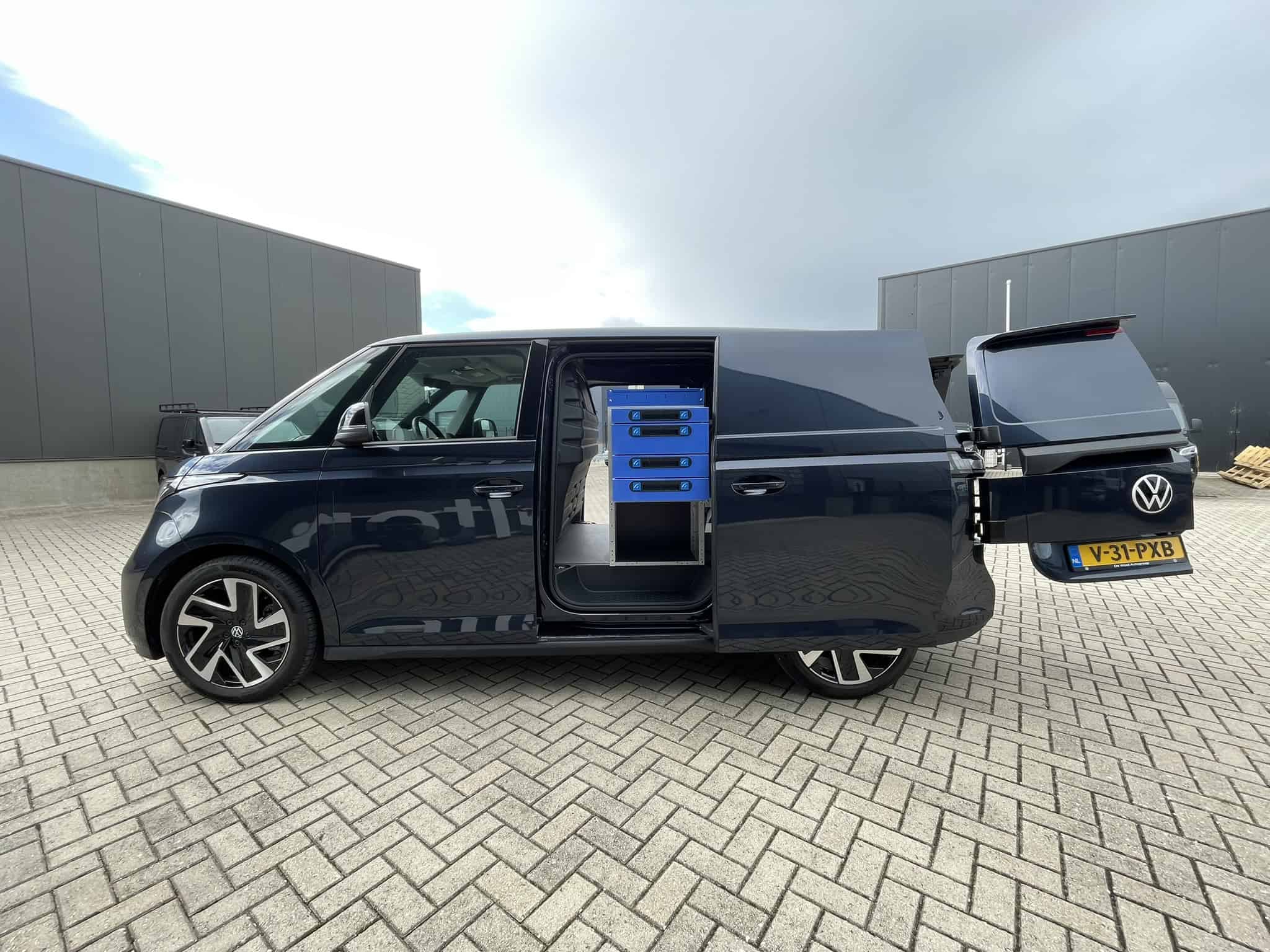 Volkswagen bedrijfswagen met speciale laadruimte en op maat gemaakte inrichting voor professioneel gebruik.