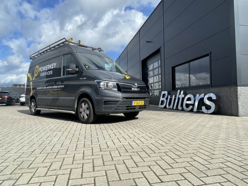 Bedrijfswagen van Powerkey Services geparkeerd voor Bulters, gespecialiseerd in bedrijfswageninrichting, met moderne bedrijfswagen en bedrijfslogo.