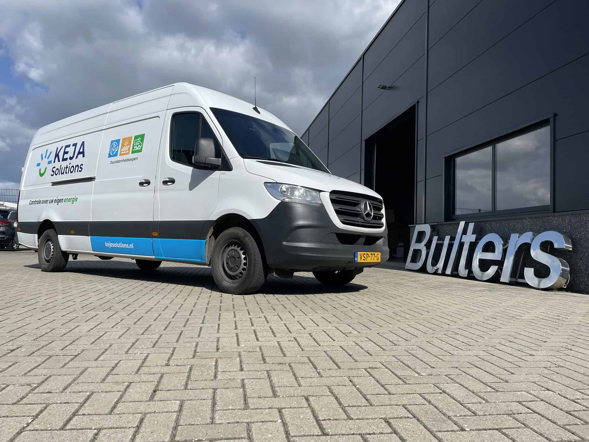 Mercedes-Benz bedrijfswagen met KEJA Solutions logo voor bedrijfsinrichting en logistiek.