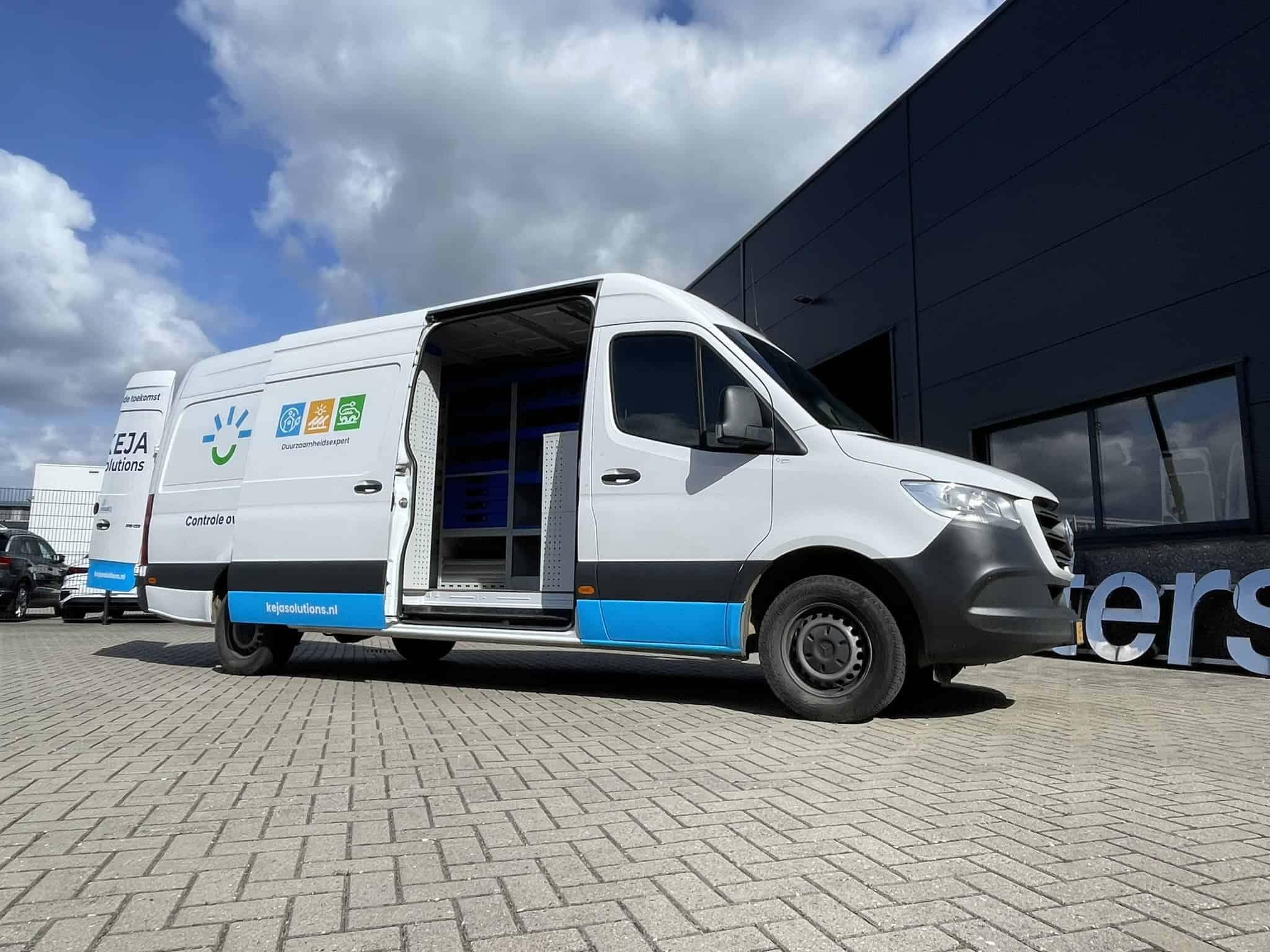 Moderne bedrijfswagen met op maat gemaakte interieurinrichting voor zakelijke doeleinden.